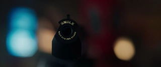 Na lufie pistoletu Deadpoola widzimy napis „Smile – wait for the flash” – to dokładnie ta sama broń, którą zobaczyliśmy w scenie otwierającej Deadpoola 2. 