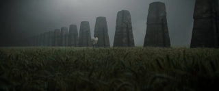 Wolverine kroczy na tle tajemniczych budowli. Nie jest wykluczone, że to groby X-Menów – bardzo podobne pomniki przedstawiające groby mutantów pokazano w legendarnym komiksie X-Men: Days of Future Past. 