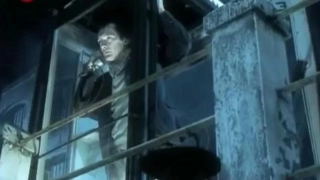 33. Czarne Słońca (1992; reż. Jerzy Zalewski). "Wielokrotny recydywista Tadeusz Wilk wychodzi z więzienia dzięki amnestii. Zupełnie nie wie, dokąd ma się udać i co ma ze sobą zrobić. Postanawia wrócić za kraty, ale komendant miejscowego posterunku policji nie jest w stanie pomóc w tym kroku zagubionemu przestępcy. Wilk błąka się bez celu po ulicach miasta. Spotyka Celinę i wmawia kobiecie, że jest jego matką. Celina wraz z mężem zaczynają traktować Tadeusza jak odnalezionego po latach syna marnotrawnego, ale Celina nigdy przecież nie urodziła dziecka... Tajemniczy, dziwnie zachowujący się przybysz budzi coraz większy niepokój nowych rodziców."