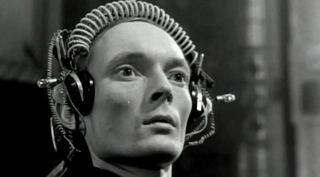 24. Docent H. (1964; reż. Janusz Majewski). "Dawno zaginiony docent Hammler zjawia się znowu i kontynuując swe doświadczenia zamierza przeszczepić mózg profesora jego asystentowi, który okazał się sztucznym tworem."