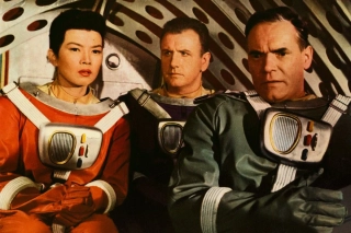 21. Milcząca gwiazda (1959; koprodukcja Polski i NRD; reż. Kurt Maetzig). "Ludzkość wkroczyła w erę lotów międzyplanetarnych, zdobyto Księżyc. Specjalny statek kosmiczny z międzynarodową załogą wyrusza na Wenus - Milczącą Gwiazdę. Pokonuje mgławicę meteorów i ląduje na planecie. Ekipa udaje się na zbadanie planety. Potwierdza się teza, że musiała się tu wydarzyć kosmiczna katastrofa - odnajdują nawet ślady mieszkających tu ongiś ludzi. Nagle planeta wyzwala niszczycielskie siły - astronautom zagraża ciemna, jak gdyby żyjąca plazma."