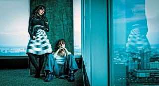 19. Człowiek z magicznym pudełkiem (2017; reż. Bodo Kox). "Warszawa, rok 2030. Wydawać by się mogło, że dla Adama (Piotr Polak) lepsze jutro było… wczoraj. Dotknięty zanikiem pamięci bohater musi zacząć wszystko od nowa. Przeprowadza się i rozpoczyna pracę w potężnej korporacji. Poznaje w niej atrakcyjną Gorię (Olga Bołądź), którą jest totalnie oczarowany. Początkowo dziewczyna opiera się jego zalotom, uparcie twierdząc, że nie jest w jej typie. Gdy jednak romans nabiera rumieńców, chłopak dokonuje niebywałego odkrycia. W swoim nowym mieszkaniu znajduje stare radio, które nadaje audycje z lat 50. Okazuje się, że odbiornik emituje również fale umożliwiające teleportację."