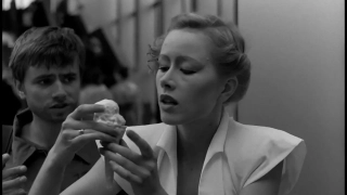 17. Czułe miejsca (1980; reż. Piotr Andrejew). "Pod koniec XX wieku ludzkość staje nad skrajem katastrofy ekologicznej. Brakuje wszystkiego. W tym świecie Jan Zalewski musi walczyć o względy swojej partnerki - Ewy, która marzy o byciu gwiazdą. Ewa zrywa z Janem i wiąże się z Allanem Kowalskim, pracującym przy produkcji widowisk telewizyjnych. Zaleski nie radzi sobie z zaistniałą sytuacja - sabotuje widowisko, w którym udział bierze Ewa, a także próbuje popełnić samobójstwo."