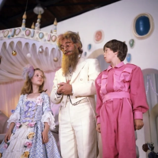 16. Pan Kleks w kosmosie (1988; reż. Krzysztof Gradowski). "Państwowy Dom Dziecka w Maliszewie zostaje wyposażony we wspaniały komputer. W noc wigilijną zdradza on dzieciom tajemnice przyszłości. Wielki Elektronik, uciekając przed ekspedycją Pana Kleksa w kosmos, zatrzymał się na planecie Mango. Zyskał pełne zaufanie gubernatora i pragnie wykorzystać najnowszy wynalazek- fantomizację, aby zemścić się na Panu Kleksie."