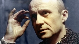 14. Golem (1979; reż. Piotr Szulkin). "Świat przyszłości zniszczony wojną atomową, świat nędzy i rozbitych szczątków społeczeństw, rządzony przez Doktorów. Ich program naprawy biologicznej obejmuje wyłapywanie jednostek zdegenerowanych, które są poddawane eksperymentom naprawy osobowości. Takim „poprawionym” osobnikiem jest Pernat powracającym ze szpitala do swojej kamienicy."