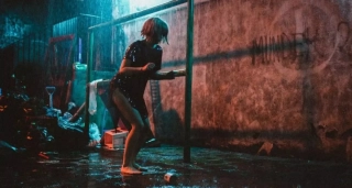 42. Dzień, w którym znalazłem w śmieciach dziewczynę (2021; reż. Michał Krzywicki). "W niedalekiej przyszłości zobojętniały aktywista ogłasza, że o północy w Sylwestra popełni samobójstwo w proteście przeciwko panującemu na nowo w Polsce niewolnictwu. Jego plan staje pod znakiem zapytania, gdy znajduje w śmieciach porzuconą niewolnicę i postanawia jej pomóc odzyskać wolność."