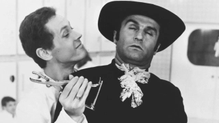 12. Przekładaniec (1968; reż. Andrzej Wajda). "Rok 2000. Rajdowi kierowcy, bracia Richard i Thomas Fox, biorą udział w kolejnym wyścigu. Thomas ginie w wypadku, ale jego narządy zostają w większości przeszczepione innym osobnikom, w tym także Richardowi. Towarzystwo ubezpieczeniowe redukuje wypłatę odszkodowania do 30%, uzasadniając decyzję faktem, że 70% narządów Thomasa normalnie funkcjonuje w ciałach innych ludzi. Proceder ten jest nagminny i prowadzi czasami do osobliwych przypadków: Richard poznaje księdza, któremu wszczepiona krtań kobiety uniemożliwia głoszenie kazań."