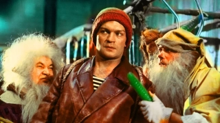 9. Kingsajz (1987; reż. Juliusz Machulski). "Do laboratorium chemicznego Adasia dokonano włamania. Chemik informuje o tym Ola, redaktora pisma „Pasikonik”, który wyznał właśnie swojej narzeczonej Ewie, że jest krasnoludkiem. Adaś umawia się z Olem w hotelu, by przekazać mu bezcenny preparat Kingsajz, ale w wyniku zamieszania z agentami Zylem i Wasiem fiolka trafia w ręce Ali. Porwany Adaś został zastrzykiem zmniejszony do wielkości krasnoludka i osadzony w więzieniu Szuflandii, którą włada dyktator Kilkujadek."