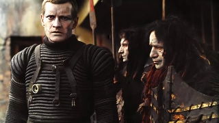 8. Na srebrnym globie (1987; reż. Andrzej Żuławski). "Historia rozgrywa się w dalekiej przyszłości, rejsy statków kosmicznych z Ziemi na podbój odległych planet są na porządku dziennym. Na jednej z planet osiada czterech wysłańców, którzy zakładają wspólnotę Ziemian. Po wielu latach w to samo miejsce dociera wyprawa kosmiczna Marka Zwycięzcy."