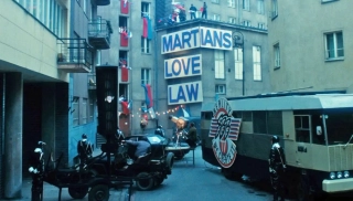 6. Wojna światów. Następne stulecie (1981; reż. Piotr Szulkin). "Rok 2000, kilkanaście dni po inwazji Marsjan na Ziemię. Iron Idem, dziennikarz stacji TV, zostaje zmuszony do odczytania komunikatu nakazującego ludziom nawiązywanie przyjacielskich kontaktów z Marsjanami i honorowe oddawanie dla nich krwi. Na nim samym zostaje wymuszone to przemocą. W chwilach refleksji uświadamia sobie swe całkowite uzależnienie od telewizji. Po kilku dniach stacja przygotowuje się do transmisji pożegnania Marsjan."