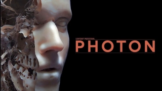 4. Photon (2017; reż. Norman Leto). "Film jest swoistym podsumowaniem ludzkiej wiedzy na temat życia i ewolucji. Wizualizuje to, co wiemy dziś na temat procesu tworzenia się materii. Nie jest to jednak film stricte przyrodniczy ani naukowy, w formule znanej widzom choćby z Animal Planet, ale oryginalna, ciekawa w odbiorze forma fabularyzowanego, dynamicznego przedstawienia teorii naukowych dotyczących funkcjonowania wszechświata."