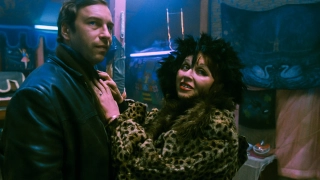 3. O-bi, o-ba: Koniec cywilizacji (1984; reż. Piotr Szulkin). "Wojna jądrowa, która przetoczyła się przez Ziemię, nie wyłoniła zwycięzcy. Pod ukrytą w górach betonową kopułą przebywa kilkuset uratowanych ludzi. Wegetują w koszmarnych warunkach oczekując na cudowne ocalenie przez kosmiczną Arkę, która, niestety, jest tylko wymysłem grupki sprawującej władzę. Tłum żyje tym mitem i na różny sposób przygotowuje się do zdobycia miejsca w ratunkowym statku."