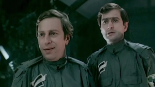 1. Seksmisja (1983; reż. Juliusz Machulski). "9 sierpnia 1991 roku telewizja transmituje epokowy eksperyment: dwóch śmiałków, Maks i Albert., zostaje poddanych hibernacji. Przezorny Maks ukrywa w hibernatorze piersiówkę z wódką i kilka papierosów. Podczas ich snu wybucha wojna nuklearna; budzą się 8 marca 2044 roku w dziwnym pomieszczeniu."