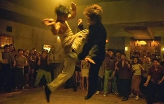 Starcie Tinga w miejscu nielegalnych walk (Ong bak - 2003)