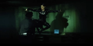 Trinity vs. policjanci/agenci (Matrix - 1999)