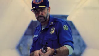 Odległy ląd (1981) - Akcja filmu rozgrywa się w odległej przyszłości na planecie Io. Menedżer tamtejszej kopalni rudy, aby podnieść wydajność pracy robotników stosuje syntetyczny narkotyk, którego przyjmowanie prowadzi ostatecznie do śmierci. Te brudne machinacje wychodzą na jaw, gdy szef policji O'Neil (Connery) zostaje na rok przeniesiony na Io. Menedżer kosmicznej kopalni angażuje zawodowych morderców, aby usunęli nieprzekupnego policjanta.