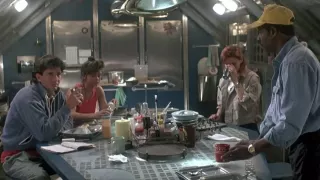 Obcy z głębin (1989) - Załoga atomowego okrętu podwodnego DeepStar Six wyrusza w mroczne i tajemnicze głębiny oceanu. Ich misja ma na celu budowę tajnej podwodnej bazy marynarki wojennej. Wkrótce przekonają się, że otchłanie kryją przerażające zagrożenie, przed którym nie ma ucieczki. Okazuje się, że nie wszyscy obcy pochodzą z kosmosu.