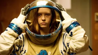 High Life (2018) - W odległym kosmosie, poza Układem Słonecznym, na pokładzie statku kosmicznego żyje astronauta Monte i jego córeczka Willow. Monte nie został ojcem z własnej woli. Był w grupie więźniów, którzy dostali szansę wzięcia udziału w podróży w przestrzeń kosmiczną wiedząc, iż nigdy z niej nie wrócą. Zdecydował się, bo wolał to niż śmierć w więzieniu. Willow urodziła się już na statku. Samotny, zdyscyplinowany twardziel opiekuje się córką i powoli odkrywa, czym jest miłość. Przez kolejne lata lecą w stronę czarnej dziury - miejsca, w którym czas i przestrzeń przestają istnieć.