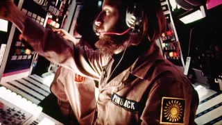 Ciemna gwiazda (1974) – To opowieść o załodze statku kosmicznego, które misja polega na niszczeniu planet i meteorów zagrażających poruszającym się w przestworzach statkom. Wtem, komputer pokładowy traci kontrolę nad wysyłaniem bomb…