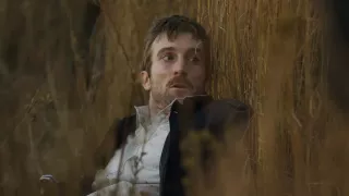 Dystrykt 9 (2009) – 28 lat temu obcy przybywają na Ziemię. Ludzie oczekują na wrogi atak lub olbrzymi postęp technologiczny. Nic z tych rzeczy. Obcy stają się uchodźcami. Zostają osadzeni w prowizorycznej południowoafrykańskiej dzielnicy - "Dystrykcie 9", póki państwa świata nie zadecydują, co z nimi zrobić. Teraz cierpliwość w związku z sytuacją obcych wyczerpała się. Kontrolę nad nimi zlecono Multi-National United (MNU), prywatnej spółce nie dbającej o ich dobro - otrzymają ogromne zyski za zmuszenie ich do stworzenia niesamowitej broni. Jak dotąd zawodzą. Uruchomienie broni wymaga DNA obcych. Napięcie między cudzoziemcami a ludźmi osiąga punkt krytyczny. Wikus Van De Merwe (Sharlto Copley) znajduje tajemniczy wirus, który zaczyna zmieniać jego DNA. Wikus szybko zostaje najbardziej zaszczutym człowiekiem na świecie, jak również najcenniejszym - jest kluczem do odkrycia tajemnic obcej technologii. Zostaje porzucony przez przyjaciół. Jest tylko jedno miejsce, gdzie może się ukryć: "Dystrykt 9".