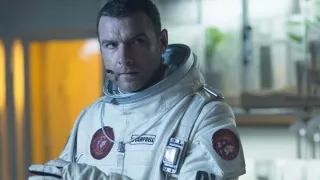 Ostatnie dni na Marsie (2013) – W ostatnim dniu pierwszej misji załogowej na Marsa, członek załogi Marco Petrovic z bazy Tantalus wierzy, że dokonał zdumiewającego odkrycia a mianowicie dowody bakteryjnego życia. Chcąc przypisać sobie zasługi, wymyka się ze statku i postanawia pobrać próbki materiału skalnego. Wykop zamienia się w katastrofę, gdy prace wiertnicze prowadzą do zawalenia fragmentu powierzchni planety, a on sam wpada w głęboką szczelinę, co zwiastuje pewną śmierć. Załamani koledzy próbują uratować jego ciało. Gdy inny członek ekipy znika, zaczynają podejrzewać, że forma życia, którą odkrył ich kompan nie jest martwa...