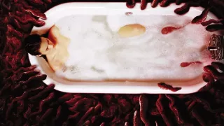 Robale (2006) - Senne miasteczko Wheelsy mogło być każdym innym atrakcyjnym i przyjaznym amerykańskim miastem, gdzie mieszkańcy są sobie życzliwi i nie wtrącają się w nie swoje sprawy. Jednak pod tą czarującą powierzchnią pojawiło się coś nieznanego i złego, nieustannie przybierając na sile. Nikt niczego nie zauważył, nawet gdy najbogatszy z obywateli miasteczka Grant Grant (Michael Rooker) zaczął się dziwnie zachowywać. Jednak kiedy młoda kobieta nagle znika bez śladu, szeryf Bill Pardy (Nathan Fillion) i jego grupa finansowana przez żonę Granta (Elizabeth Banks), odkrywają mroczną siłę dokonującą oblężenia ich miasteczka i staje twarzą w twarz z przerażającym organizmem, którego jedynym zamiarem jest zająć i zniszczyć całe życie na Ziemi.