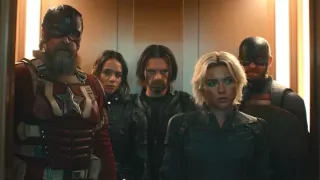 Oficjalny opis produkcji ujawnia, że Scarlett Johansson wraca do MCU jako producentka. W rzeczonym opisie czytamy m.in.: „Oparty na serii komiksów Kurta Busieka o tym samym tytule film „Thunderbolts*” wyreżyserował Jake Schreier, a producentem był Kevin Feige. Louis D'Esposito, Brian Chapek, Jason Tamez i Scarlett Johansson pełnią funkcję producentów wykonawczych”.