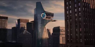Zwiastun filmu potwierdza, kto nabył wieżę Avengers – pierwszą siedzibę Mścicieli. Przypomnijmy, że z produkcji Spider-Man: Homecoming wynika, iż Tony Stark zdecydował się ją ostatecznie sprzedać, choć tożsamość nabywcy pozostawała tajemnicą. Teraz wiemy, że zakupu dokonała Valentina Allegra de Fontaine i to właśnie w dawnej Avengers Tower zdecydowała się ona stworzyć bazę dowodzonej przez siebie grupy. Kwestią otwartą pozostaje to, czy za De Fontaine stali inni mocodawcy, którzy pomogli jej w zakupie.