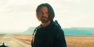 Finałowa sekwencja zwiastuna pokazuje Bucky’ego walczącego z innymi grupy. Najprawdopodobniej scena ta pochodzi z początkowej części filmu i pokazuje wydarzenia sprzed ukształtowania się drużyny. Nie brakuje jednak także spekulacji, że Valentina Allegra de Fontaine mogła doprowadzić do prania mózgu Bucky’ego, co oznaczałoby powrót Zimowego Żołnierza.