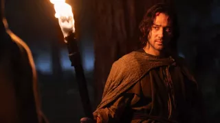 Isildur stanie się przywódcą Pelargiru, krainy, która później będzie znana jako Gondor. Wydaje się, że twórcy produkcji muszą bardziej rozbudować wątek akurat tej postaci, która odegrała kluczową rolę w Ostatnim Sojuszu elfów i ludzi. 