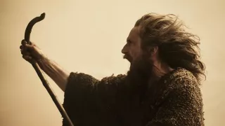 W finale 2. sezonu Nieznajomy, który w chwili obecnej szuka magicznej laski, dzięki niej pozna swoje prawdziwe imię – Gandalf, tym samym obalając teorię o Niebieskich Czarodziejach. Nie możemy jednak wykluczyć, że twórcy zdecydują się skorzystać z innego imienia, które Gandalf nosił w świecie Tolkiena: Olórin czy Mithrandir. W niedawnym wywiadzie dla serwisu IGN showrunnerzy produkcji wyraźnie zasugerowali, że do ujawnienia prawdziwej tożsamości Nieznajomego dojdzie właśnie w 2. sezonie. 