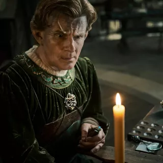 Celebrimbor zostanie zabity. Po wykuciu Pierścieni Władzy nie jest on już potrzebny Sauronowi, a jego otwarty sprzeciw wobec działań Annatara doprowadzi do jego śmierci. Przypomnijmy, że w książkach Tolkiena Sauron torturował Celebrimbora, który później stracił życie – jego ciało orkowie traktowali jak wojenny sztandar. Warto zauważyć, że mowa o torturach była już w 7. odcinku drugiego sezonu serialu. 