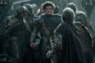 Elrond trafi do doliny Imladris, bardziej znanej jako Rivendell. W książkach Tolkiena Elrond wraz z pozostałą przy życiu resztą swojego zastępu ostatecznie wycofał się na północ, koniec końców odkrywając ukrytą dolinę. Przypomnijmy, że Rivendell to jedna z najważniejszych lokacji w Drugiej i Trzeciej Erze Śródziemia. 