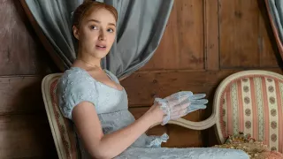 12. Phoebe Dynevor (+700)