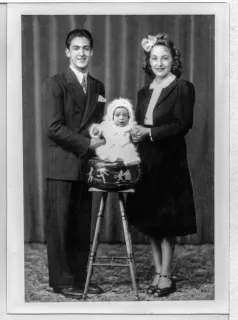 Ja z ojcem i matką. Wyglądam jak ofiara porwania.