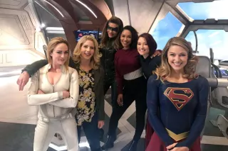 699 – łączna liczba odcinków 6 głównych seriali Arrowverse (Arrow, Flash, Supergirl, Legends of Tomorrow, Black Lightning i Batwoman). Superman i Lois pojawiali się w kilku z tych produkcji, choć sam serial o ich przygodach formalnie nie był częścią tego samego uniwersum. 