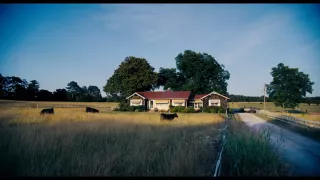 Pojawiają się też ujęcia pokazujące farmę Kentów w Smallville i Clarka obejmującego swojego ziemskiego ojca, Jonathana. Niektórzy komentatorzy wychodzą z założenia, że scena ta może rozgrywać się tuż po śmierci Marthy Kent.