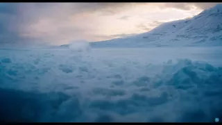 Nie jest jasne, czy filmowy Krypto będzie posiadał umiejętność latania. Zauważmy, że nadciąga on z pomocą biegnąc z ponaddźwiękową prędkością po śniegu.