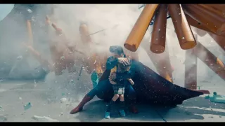 Superman ratuje dziewczynkę w trakcie bitwy z kaiju, co sugeruje widoczna na ekranie stopa/łapa potwora. Spekuluje się, że to właśnie ta walka otworzy film i doprowadzi do poturbowania tytułowego bohatera.