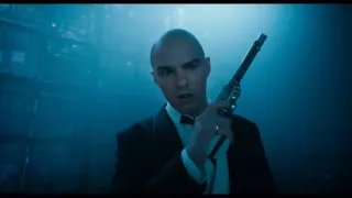 Kilka kolejnych ujęć skupia się na głównym antagoniście filmu, Lexie Luthorze. Wiemy, że złoczyńca i Superman nie spotkali się jeszcze przed wydarzeniami ukazanymi w produkcji, ale Gunn potwierdził, że Luthor z wielu powodów dąży do ostatecznego pokonania Człowieka ze Stali. Reżyser zdradził również, że antagonista jest „technologicznym wirtuozem”. Z dużą dozą prawdopodobieństwa możemy więc założyć, że rewolwer, wyglądający jak żywcem wyjęty ze starych westernów, w rzeczywistości skrywa pociski z kryptonitu.