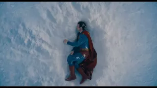 Zwiastun rozpoczyna się od rozgrywającej się na zaśnieżonym terenie sekwencji ukazującej mocno pobitego, zakrwawionego Supermana. Wiemy już, że film otworzy scena „wielkiego pojedynku” – potwierdził to reżyser James Gunn. Co ciekawe, widzowie zostaną zabrani w sam środek tej batalii. Wszystko wskazuje więc na to, że początkowa sekwencja trailera pokazuje następstwa wspomnianej bitwy – Człowiek ze Stali już na wstępie ekranowej opowieści zostanie solidnie obity. Przez kogo? Do tego jeszcze dojdziemy.