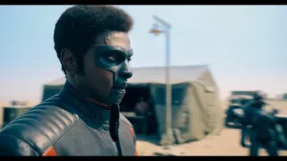 Jest i Mister Terrific (Edi Gathegi), który w pewnym momencie walczy z Supermanem. Przypomnijmy, że postać ta nie posiada żadnych supermocy, za to wykorzystuje niezwykle zaawansowaną technologię. Zwróćmy uwagę, że w sekwencji z tym bohaterem pojawiają się nawet tzw. T-Sfery, niewielkie kule posiadające cały szereg możliwości, od ochrony przez analizę po atak.