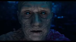 Na zdjęciu widoczny jest wspomniany już wcześniej Metamorpho (Anthony Carrigan). W komiksach było to alter ego Rexa Masona, pracownika Stagg Enterprises, który został przez Simona Stagga wysłany do zbadania tajemniczego przedmiotu; okazał się on radioaktywnym meteorytem. Zetknięcie z nim doprowadziło do kompletnej przemiany Masona, który jako Metamorpho może w dowolny sposób przekształcać swoje ciało w całości lub części, nawet na poziomie związków chemicznych zawartych w organizmie (po zwiększeniu poziomu wodoru lub helu zyskuje zdolność latania).