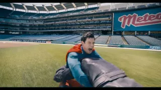 Z kim walczy Superman na stadionie? Wcześniej wielu internautów zakładało, że będzie to Ultraman, złowroga wersja Człowieka ze Stali z alternatywnej rzeczywistości. Teraz jednak coraz więcej mówi się o tym, że na ekranie zobaczymy wariację na temat postaci Bizarro, nieudanego klona Supermana, którego w tym przypadku powoła do istnienia Luthor.