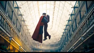 Biorąc pod uwagę, że Lois Lane całuje w zwiastunie najpierw Clarka Kenta, później natomiast Supermana, w ciemno możemy założyć, że w trakcie ukazanych w filmie wydarzeń tytułowy bohater ujawni jej swoją prawdziwą tożsamość.