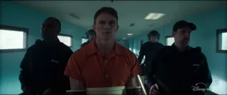 W trailerze wraca inna postać z serialu Netfliksa – Benjamin Poindexter aka Bullseye. Istotne jest to, że może on chodzić, nawet pomimo faktu bycia sparaliżowanym przez Wilsona Fiska w 3. sezonie netfliksowej produkcji. W komiksach Bullseye przeszedł eksperymentalną operację przeprowadzoną przez doktora Oyamę, który wszczepił w ciało Poindextera adamantium, sprawiając, że złoczyńca był jeszcze silniejszy. Warto też podkreślić, że adamantium odegra istotną rolę w filmie Kapitan Ameryka: Nowy wspaniały świat, który zadebiutuje w kinach kilka tygodni przed premierą Odrodzenia na Disney+.