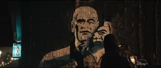 W trailerze widzimy nawet stworzony przez Muse’a mural wymierzony bezpośrednio w Wilsona Fiska, mający pokazywać jego dwulicowość.