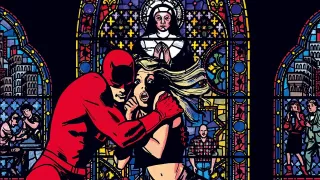 Angielski tytuł serialu, Daredevil: Born Again, bezpośrednio nawiązuje do komiksu Franka Millera, który zrewolucjonizował świat Diabła Stróża. To w nim Kingpin odkrył prawdziwą tożsamość Daredevila, którą wyjawiła uzależniona od heroiny Karen Page. Fisk zaczął krok po kroku niszczyć wszystko, co w życiu Matta Murdocka najważniejsze, rozbijając jego relacje z bliskimi czy wysadzając w powietrze jego dom.