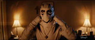 Na ekranie pojawia się też inny z mścicieli, Hector Ayala aka White Tiger. Postać czerpała swoją moc z Amuletu Białego Tygrysa, który dawał swojemu posiadaczowi wyjątkowe zdolności, między innymi znajomość sztuk walki, supersiłę i wytrzymałość. Nie jest wykluczone, że w Odrodzeniu zobaczymy także inną postać, która będzie działać w przyszłości jako White Tiger – siostrę Hectora, Avę.
