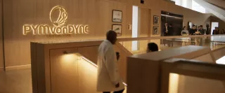 W tej samej scenie pojawia się reklama Pym Van Dyne Foundation, o której wzmiankowano w Ant-Manie 3 – fundacja ta zajmuje się upowszechnianiem innowacji i walką z cywilizacyjnymi problemami na całym świecie, a szefuje jej Hope Van Dyne.